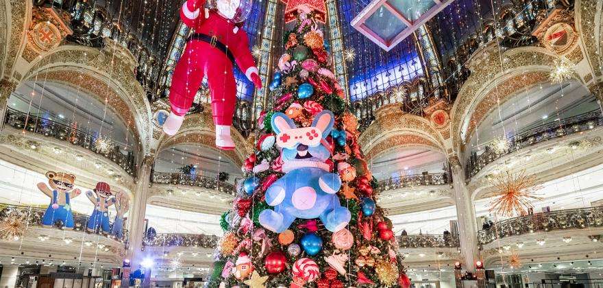 Animated shop window displays: an essential part of a Parisian Christmas