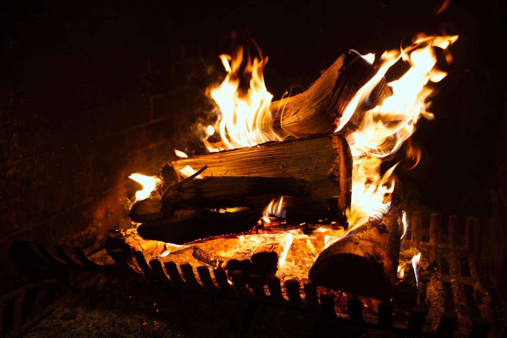 The charm of a dinner by an open fire