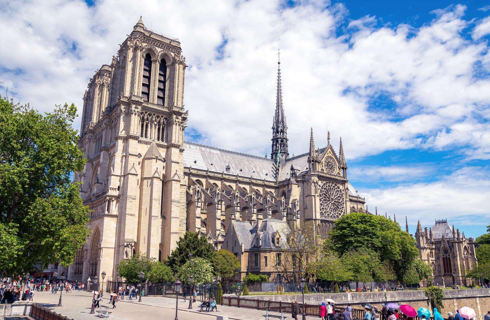 La majestueuse Notre-Dame rouvre ses portes : séjournez à l'Hôtel Eiffel Blomet pour célébrer cet événement historique